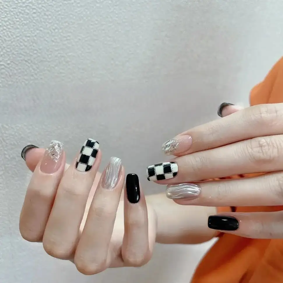 những mẫu nail kẻ caro mạnh mẽ