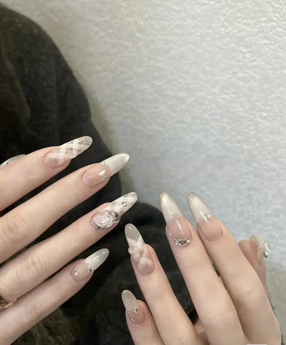 những mẫu nail kẻ caro thời trang