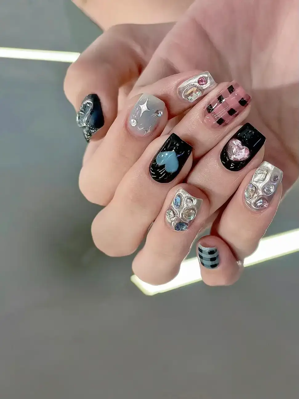 những mẫu nail kẻ caro độc đáo