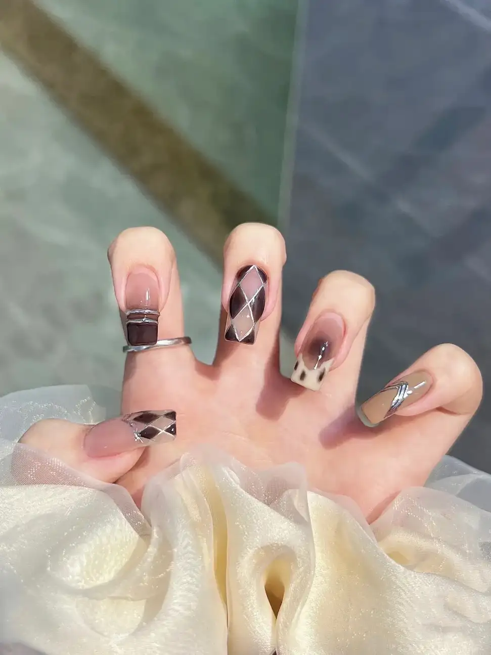 những mẫu nail kẻ caro cá tính và mạnh mẽ