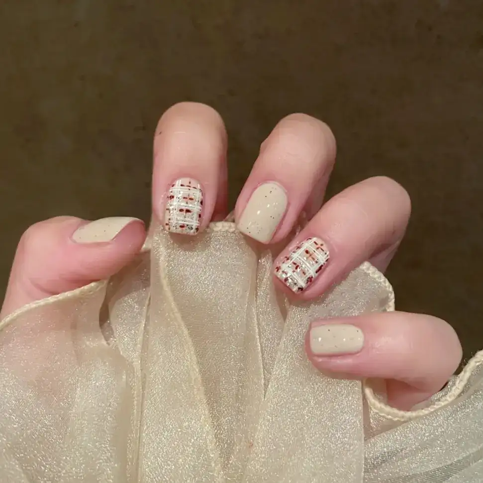 những mẫu nail kẻ caro thu hút