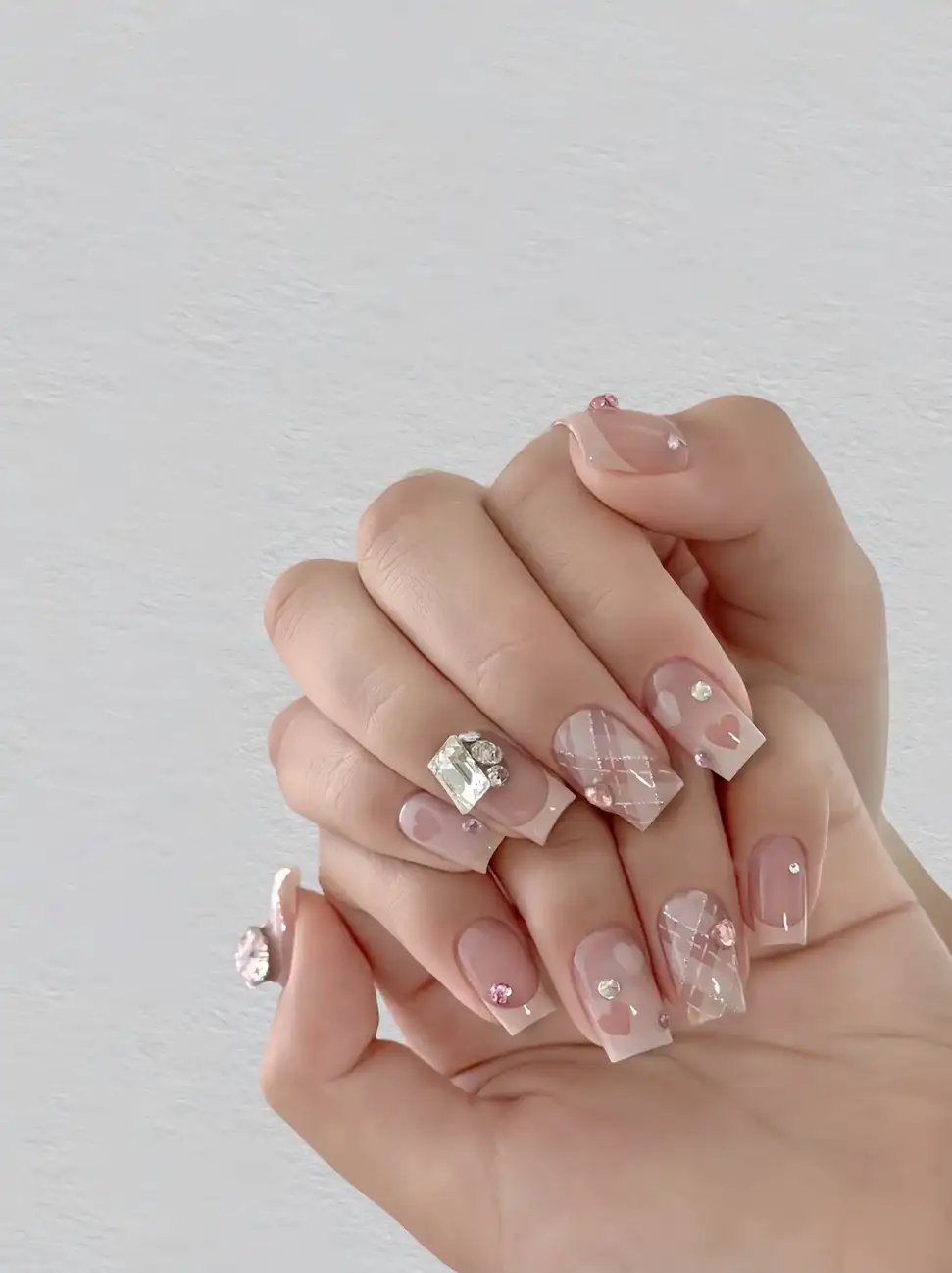 những mẫu nail kẻ caro đẹp hài hòa