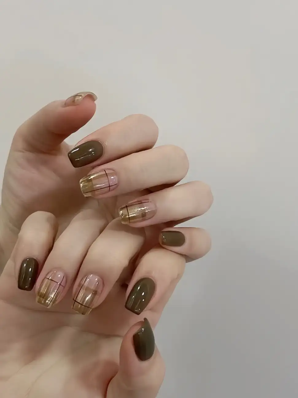 những mẫu nail kẻ caro trẻ trung, năng động