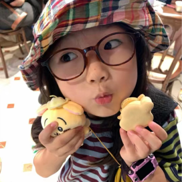 Em bé cute ham ăn dễ thương