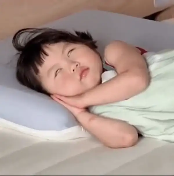 meme em bé cute lườm