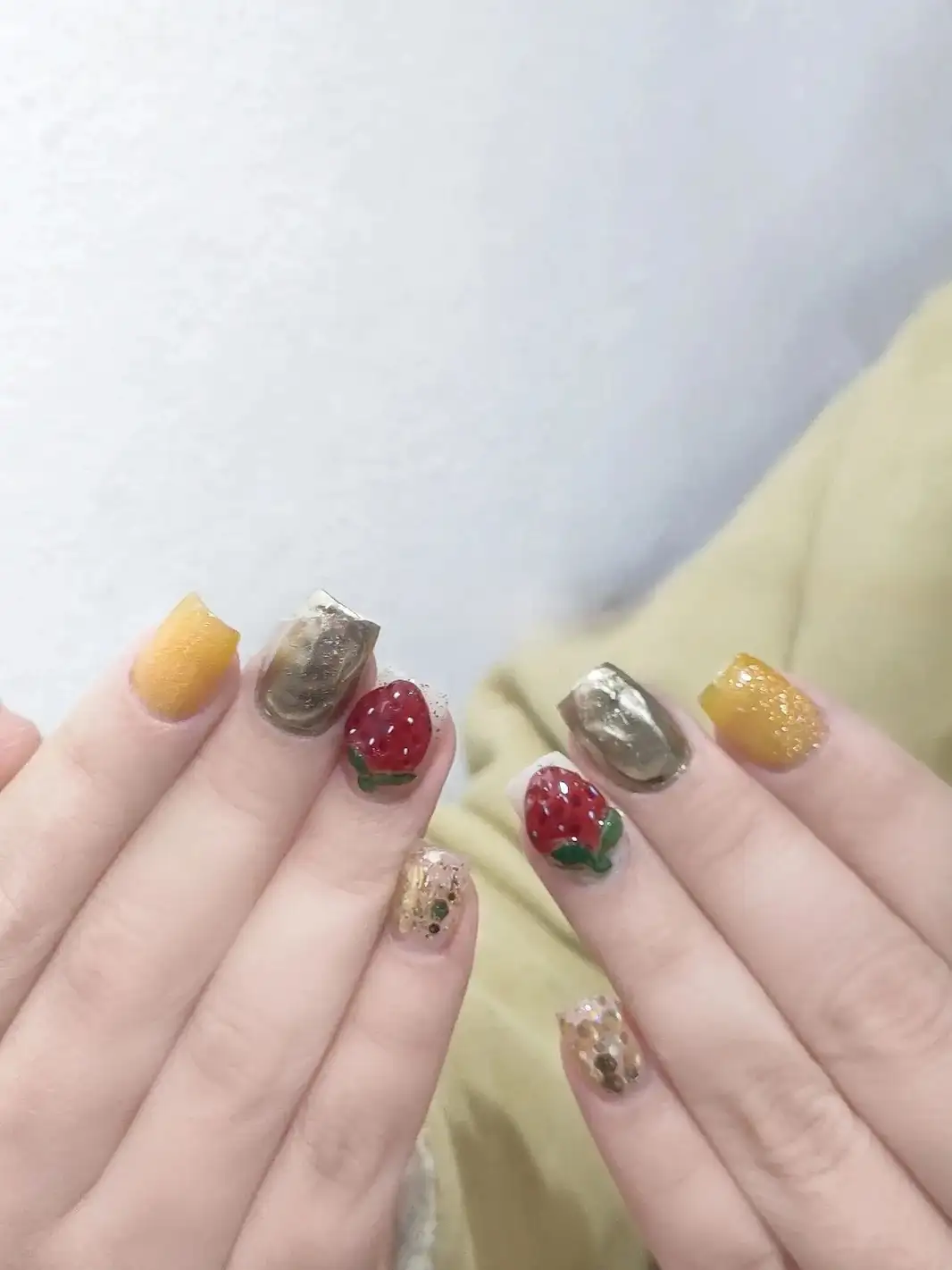 mẫu nail dâu tây sống động