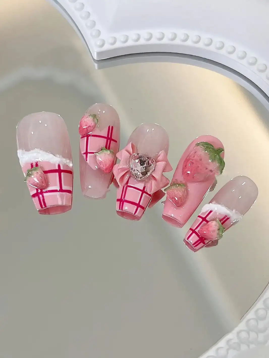 nail dâu tây tinh xảo