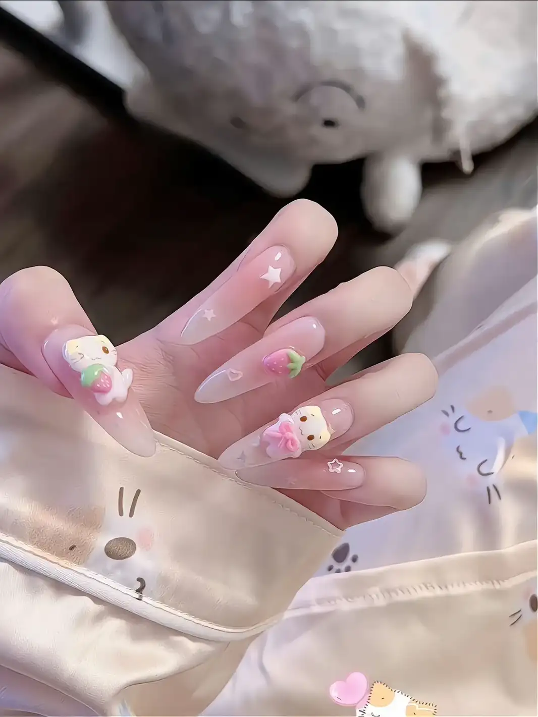 nail quả dâu tây cá tính