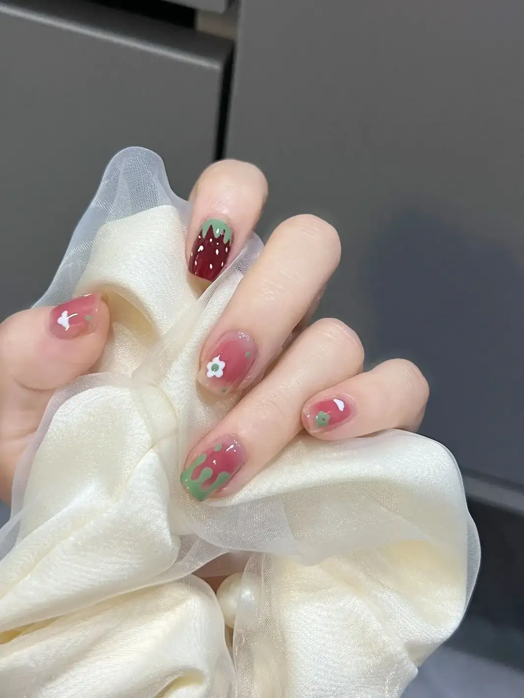 mẫu nail dâu tây độc đáo