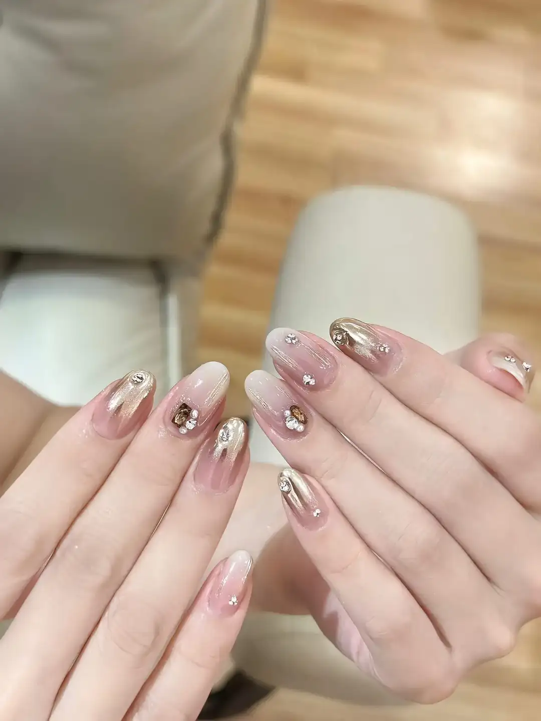 mẫu nail màu bạc đẹp hiện đại