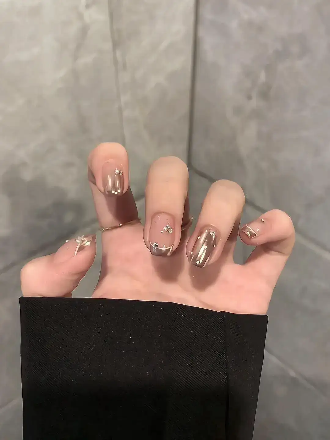 Nail màu bạc tráng gương bóng mịn