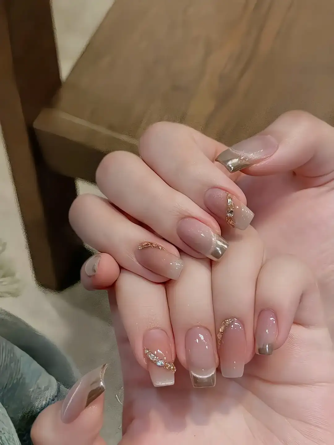 mẫu nail màu bạc cổ điển, sang trọng