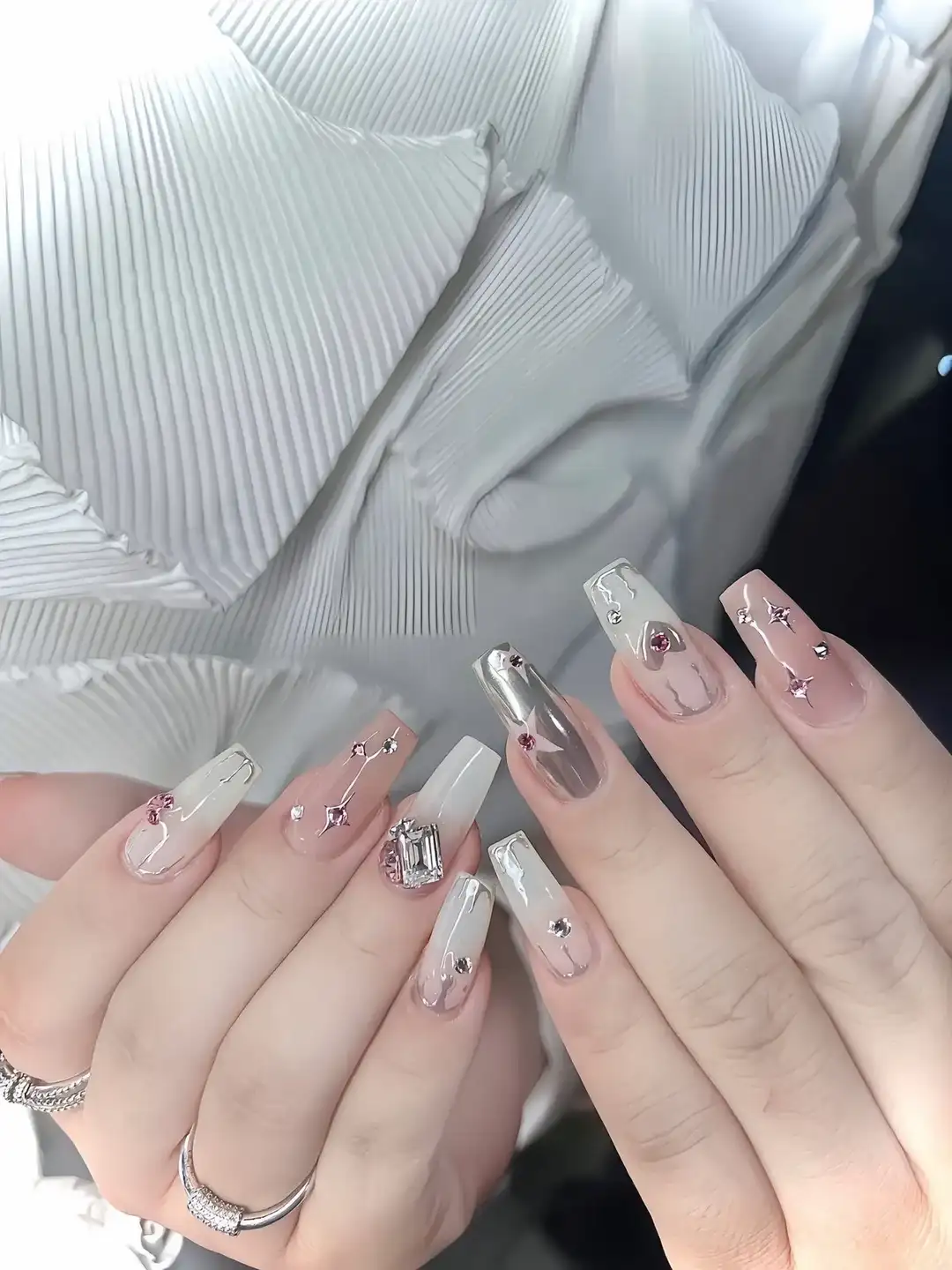 nail màu nhũ bạc phong cách 3