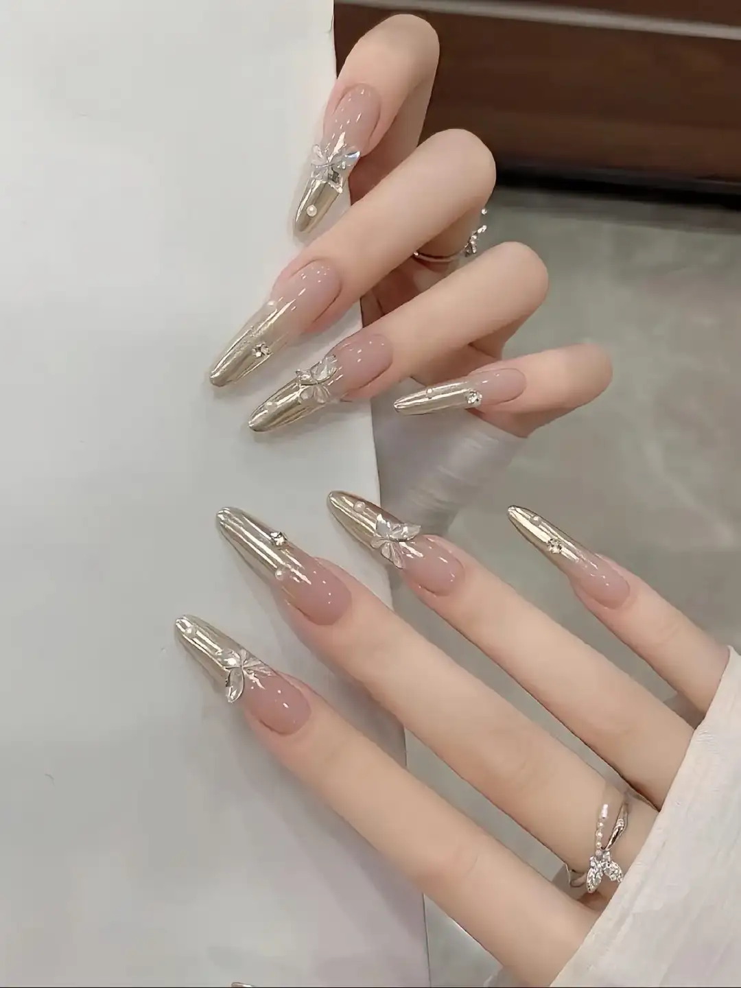 nail màu bạc tráng gương sang trọng