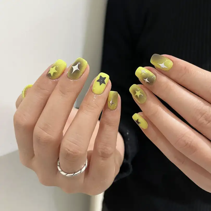 mẫu nail ngôi sao đơn giản