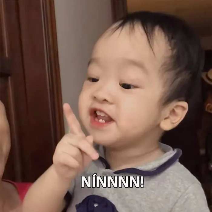 meme em bé dễ thương cute diễn lại cảnh cô giáo quát NÍn