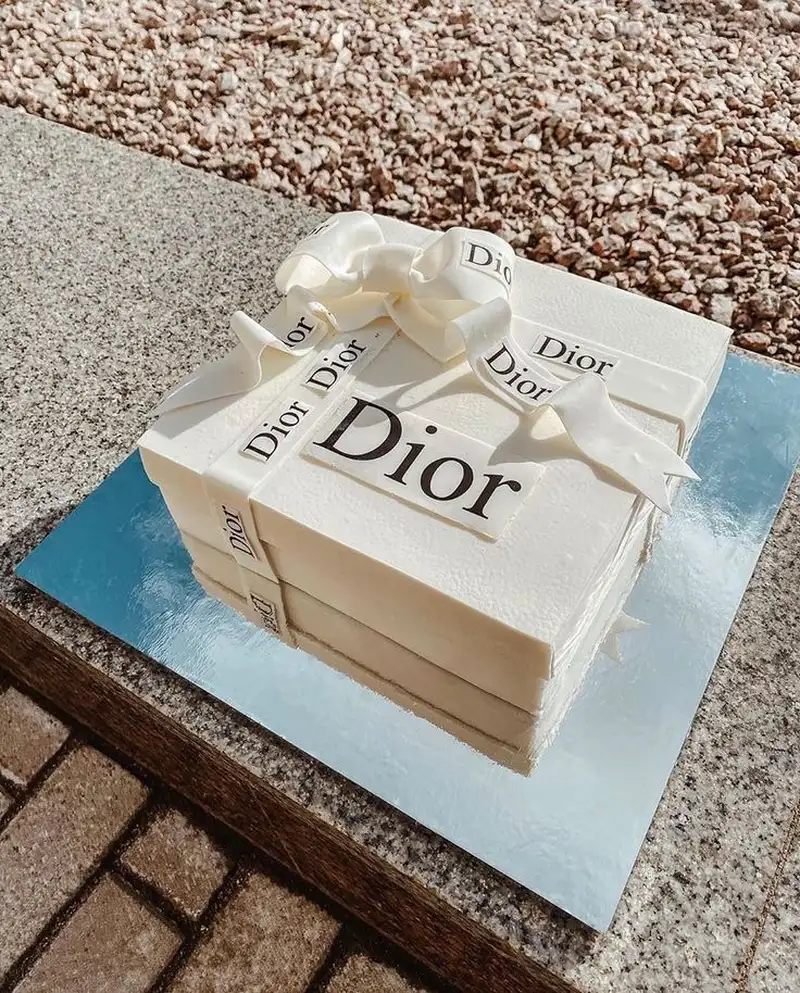 mẫu bánh sinh nhật vuông Dior