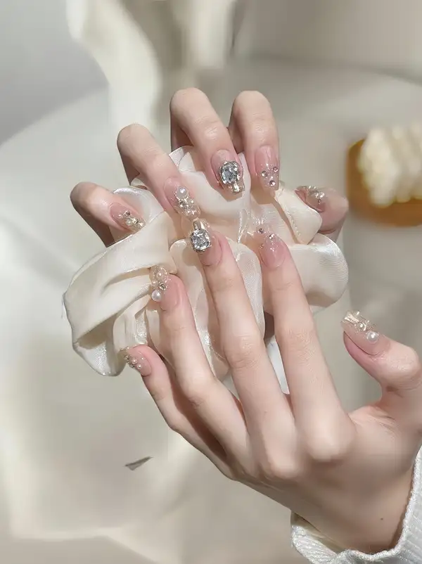 mẫu nail cô dâu đơn giản lộng lẫy, quý phái