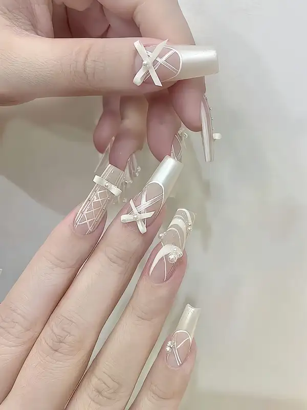 nail cô dâu màu trắng tinh tế, sang trọng 2