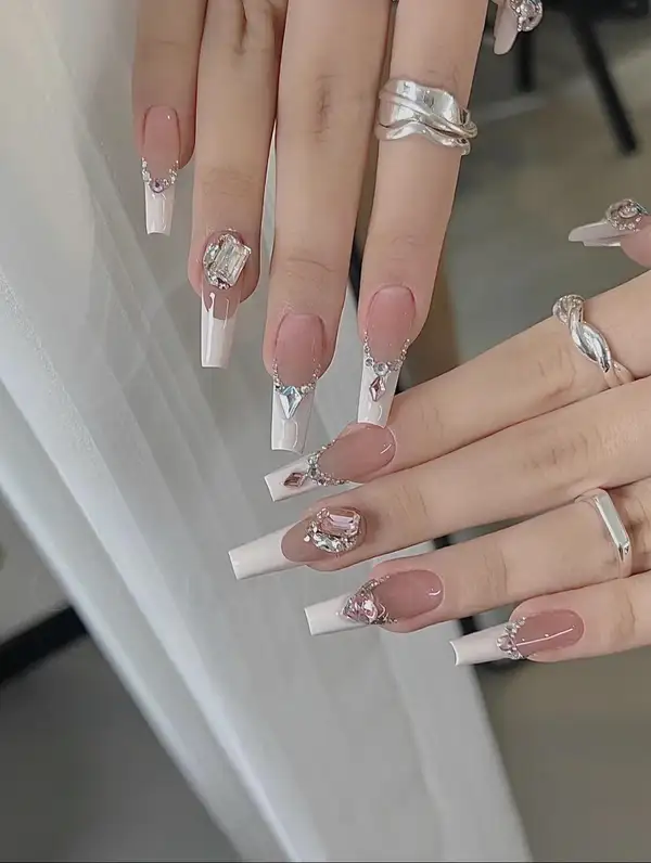 mẫu nail cô dâu đơn giản quý phái 2