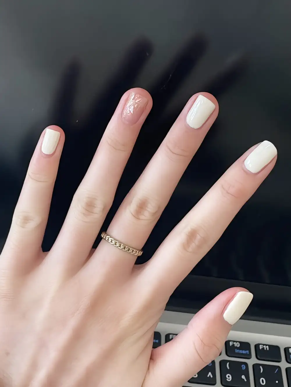 màu nail hợp mệnh kim màu trắng tinh khiết