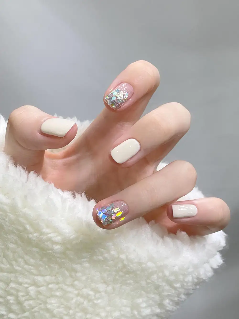 màu nail hợp mệnh kim thanh lịch