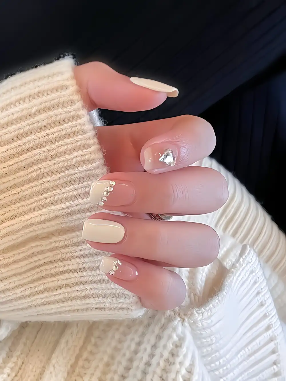 màu nail hợp mệnh kim nhẹ nhàng