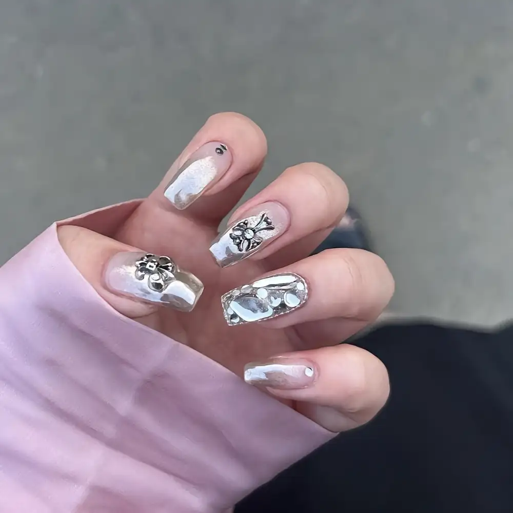 màu nail hợp mệnh kim quý phái