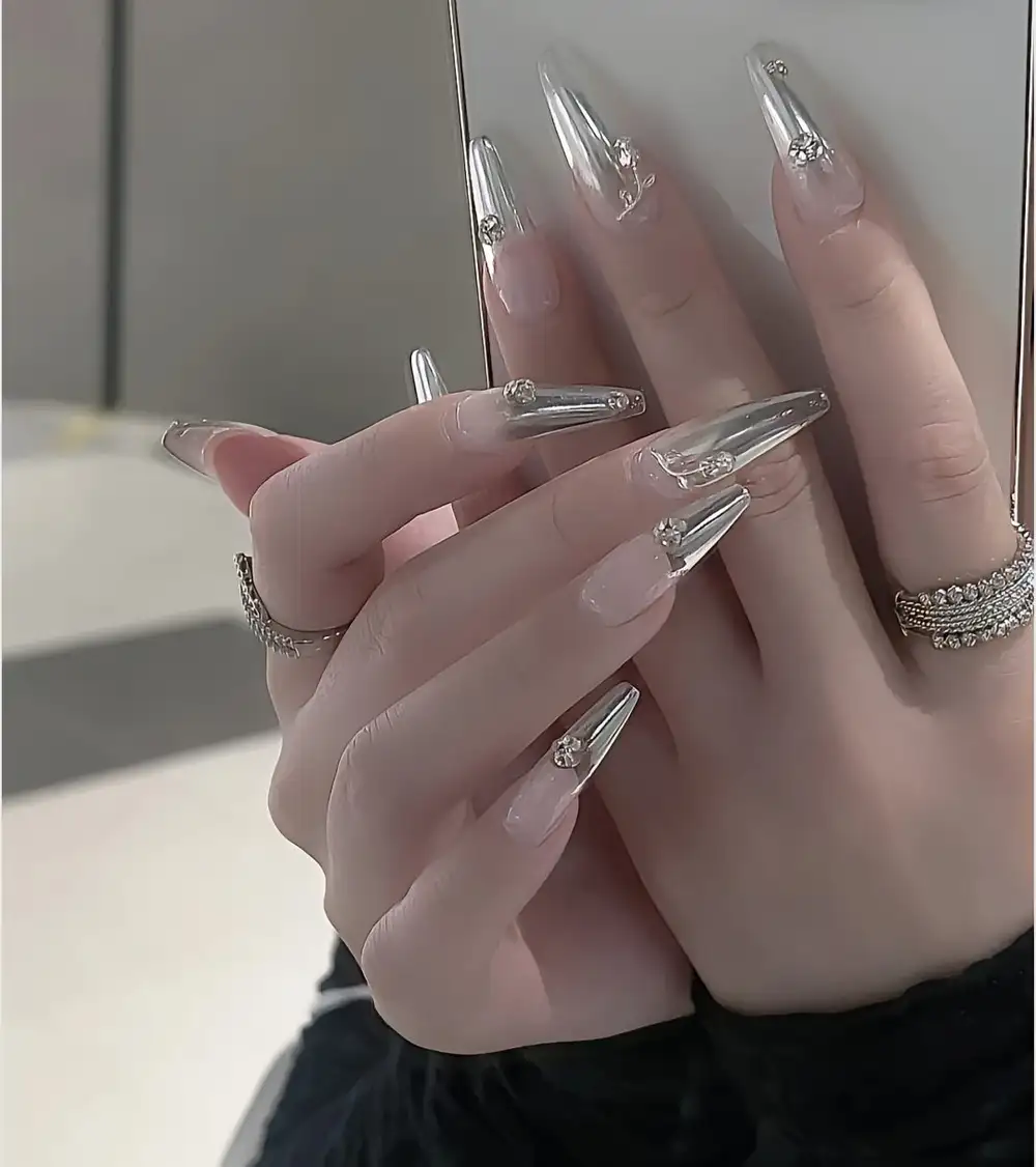 màu nail hợp mệnh kim lấp lánh