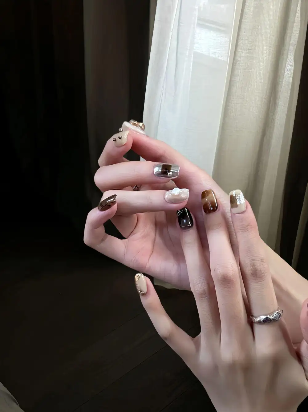 mẫu nail mệnh kim độc đáo 2