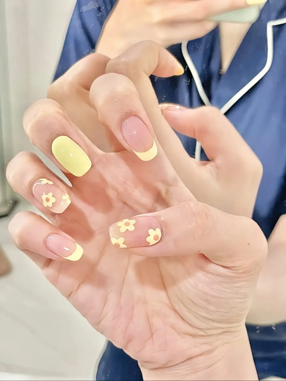 mẫu nail mệnh kim đẹp cổ điển