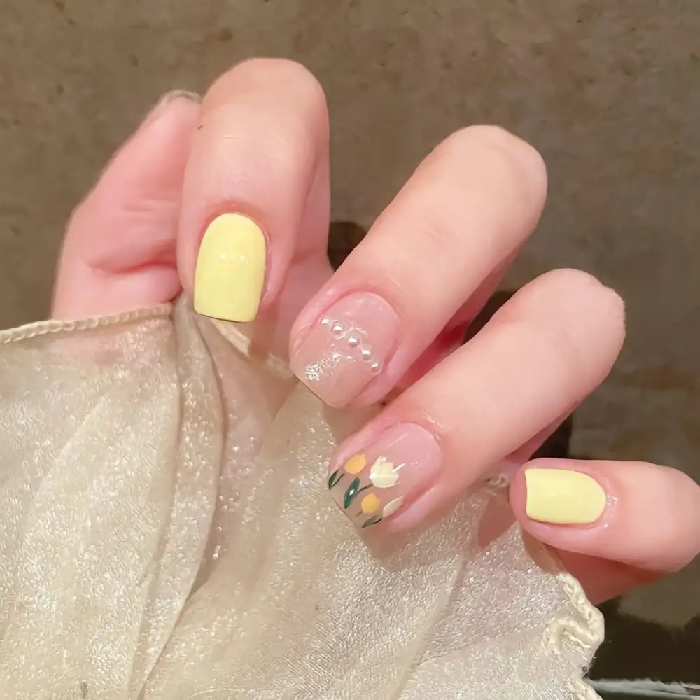 mẫu nail mệnh kim tạo điểm nhấn