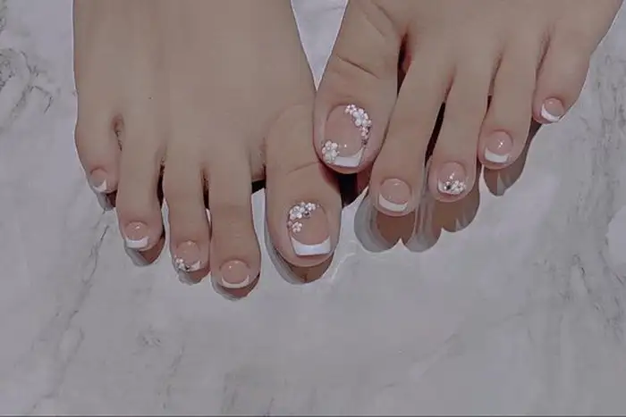 nail chân hoa nhí tinh tế và thanh lịch