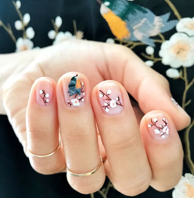 Gợi ý nail hoa mai cho Tết 2025