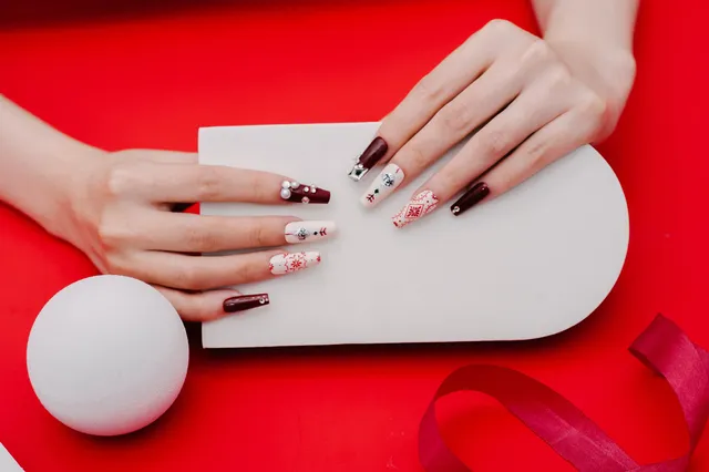 Mẫu nail hoa mai hiện đại