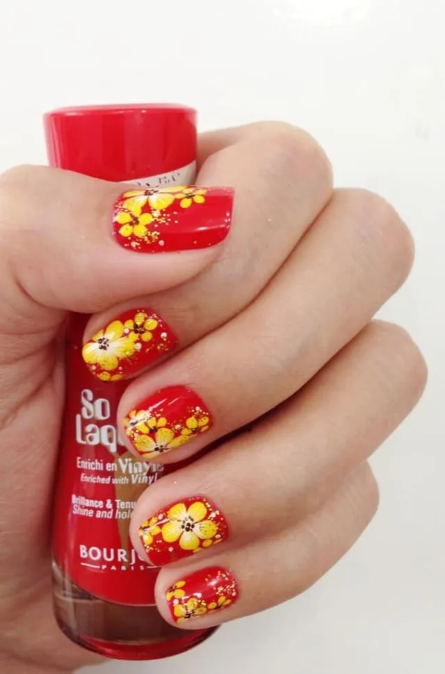 Nail hoa mai đơn giản cho Tết