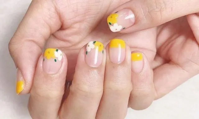 Nail hoa mai vàng tinh tế