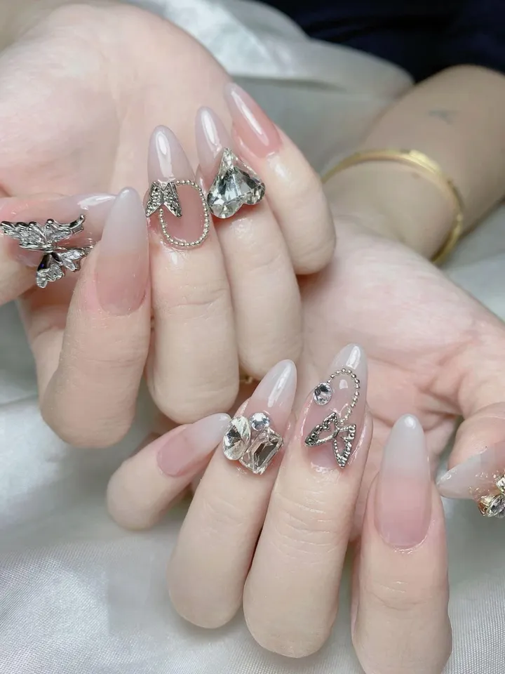 Nail box đính đá dễ thương 