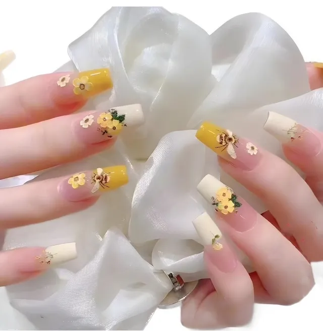 Các mẫu nail hoa mai Tết