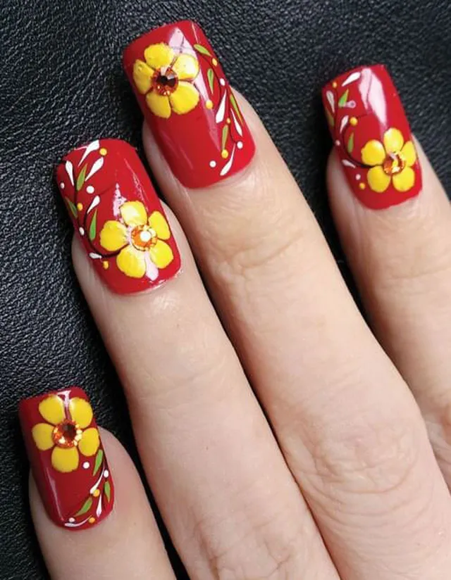 Mẫu nail hoa mai vàng rực rỡ