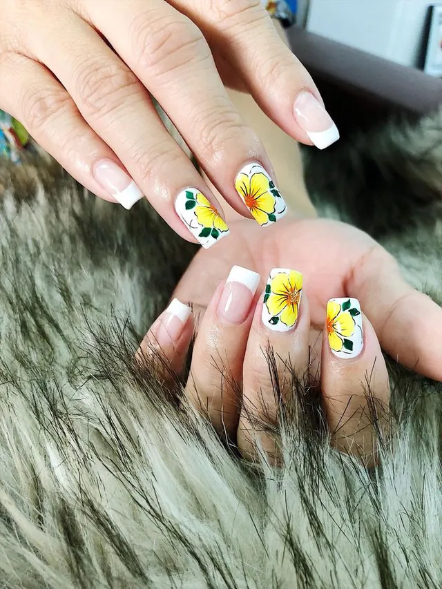 Mẫu nail hoa mai thanh lịch