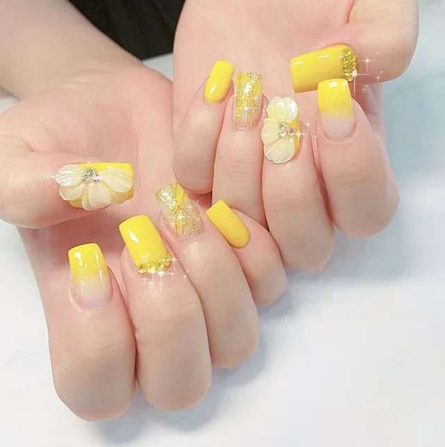 Mẫu nail hoa mai tết