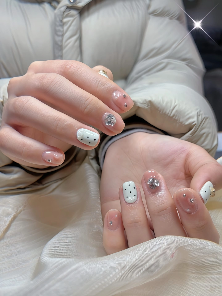 nail cô dâu màu trắng đơn giản