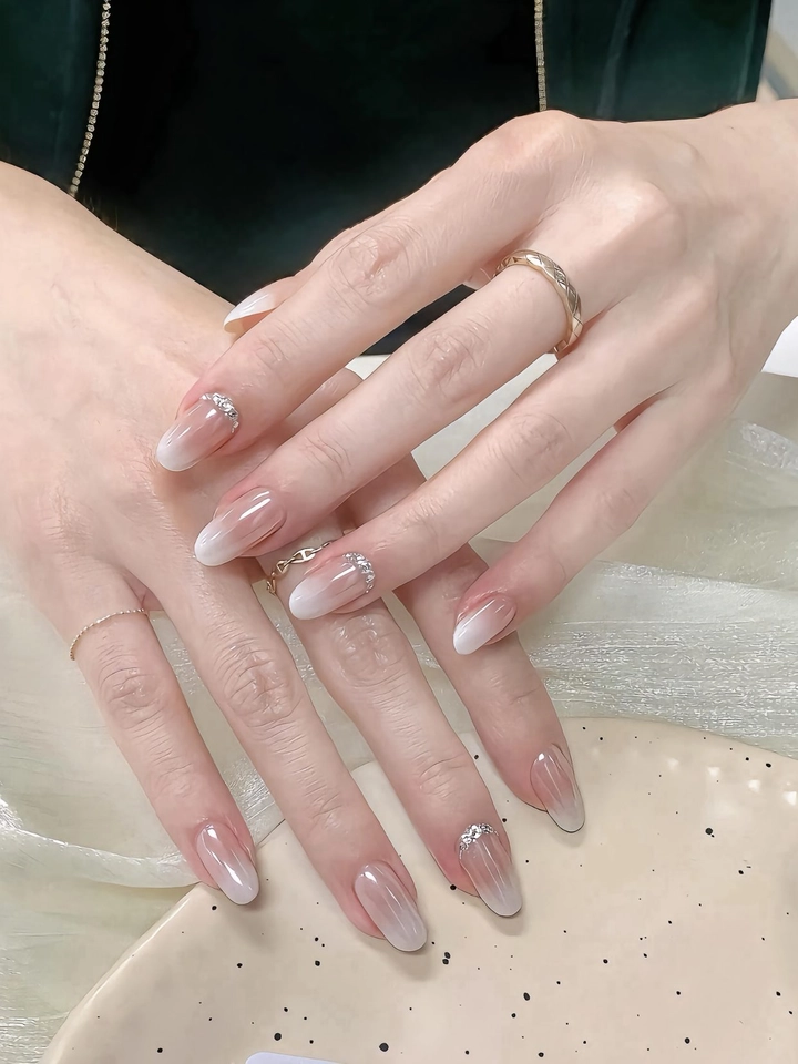 mẫu nail cô dâu màu trắng