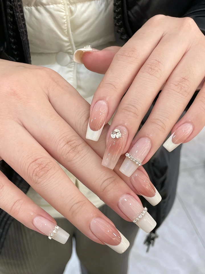 nail màu trắng sữa đính đá