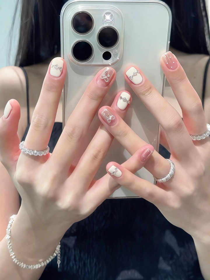 nail màu hồng trắng