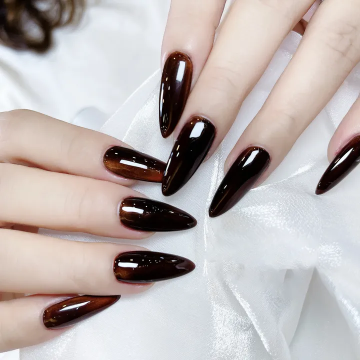 Nail màu đen hợp với mệnh Mộc