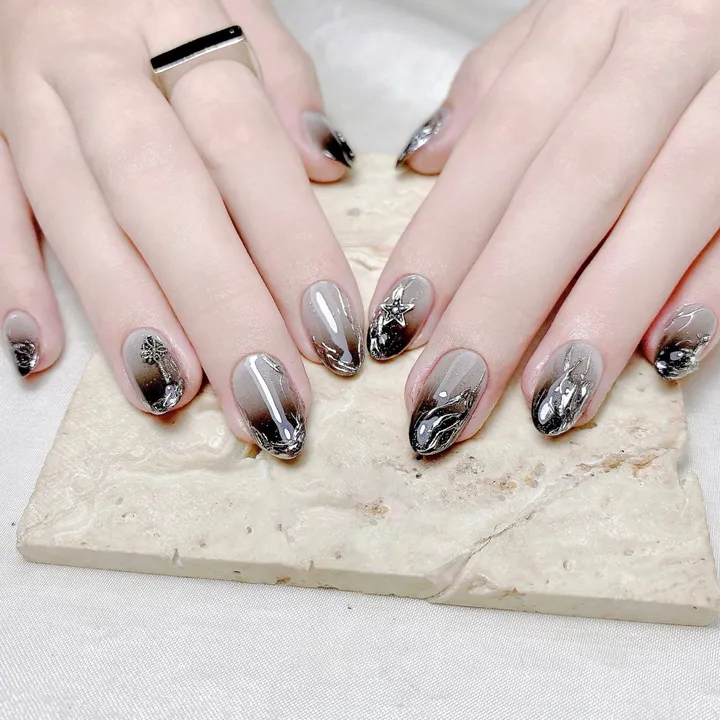 Gợi ý nail đen cho mệnh Mộc 