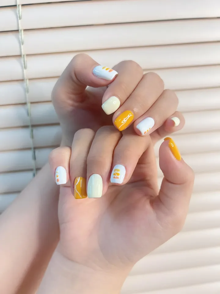 Kiểu nail vàng mệnh Thổ

