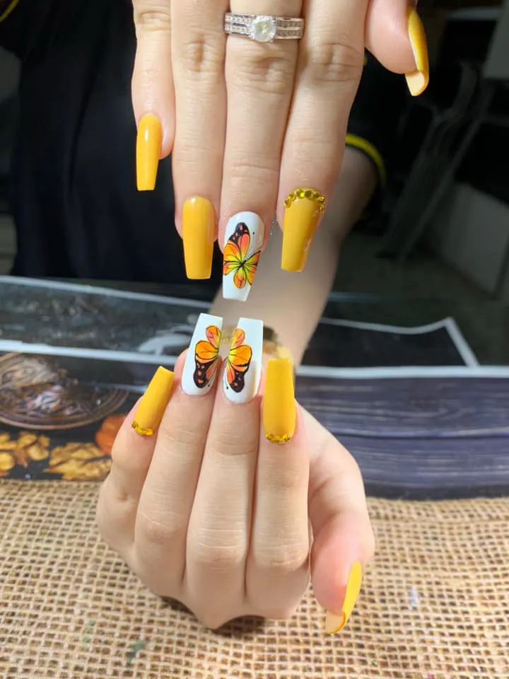 Nail vàng may mắn mệnh Thổ

